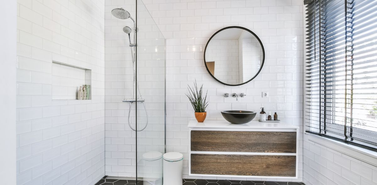Goodbye to the screen: the shower curtains that transform your bathroom in 2026