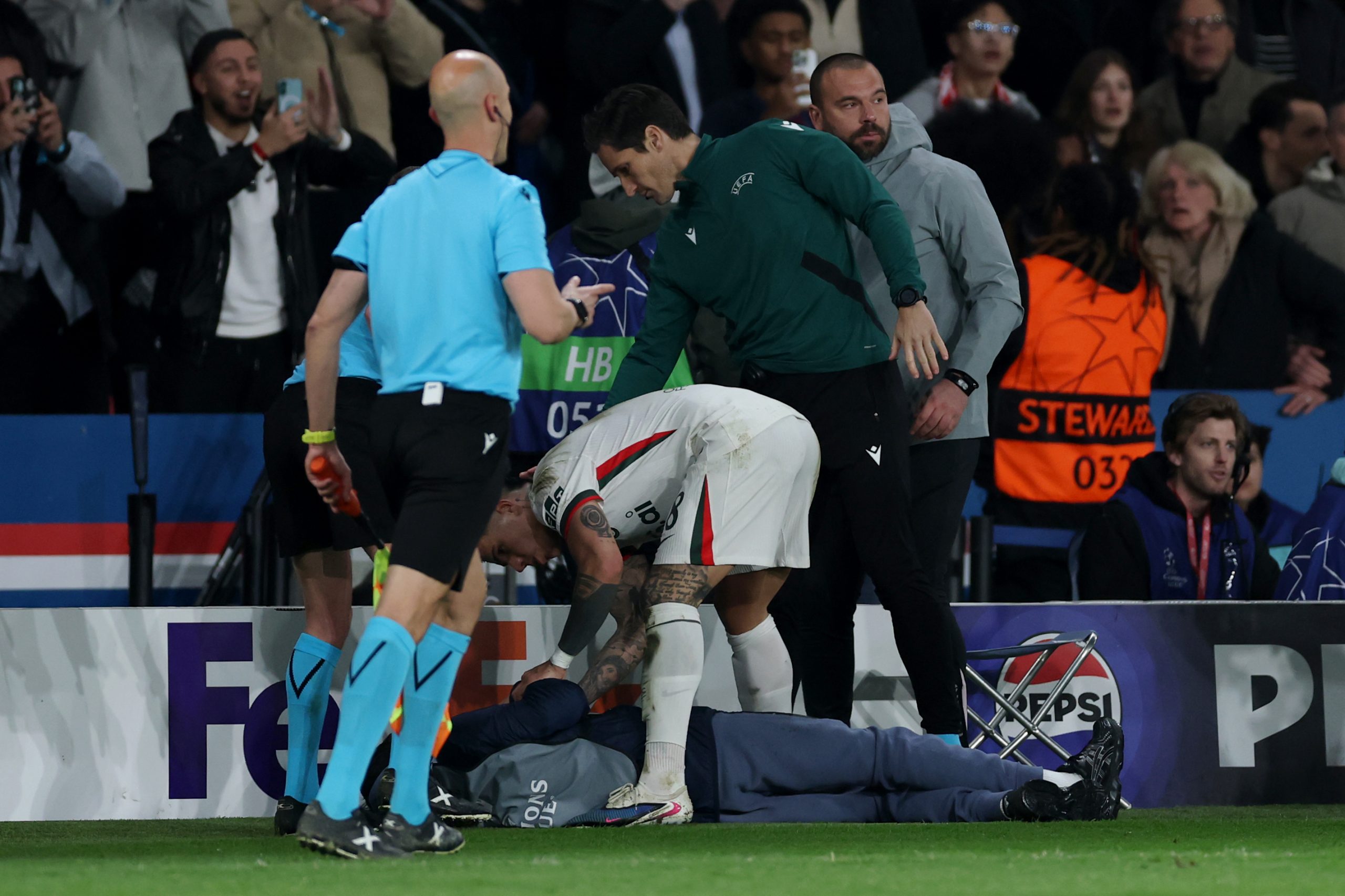 Incidente en Champions: Pedro Neto bajo la lupa de la UEFA tras un empujón a un recogepelotas