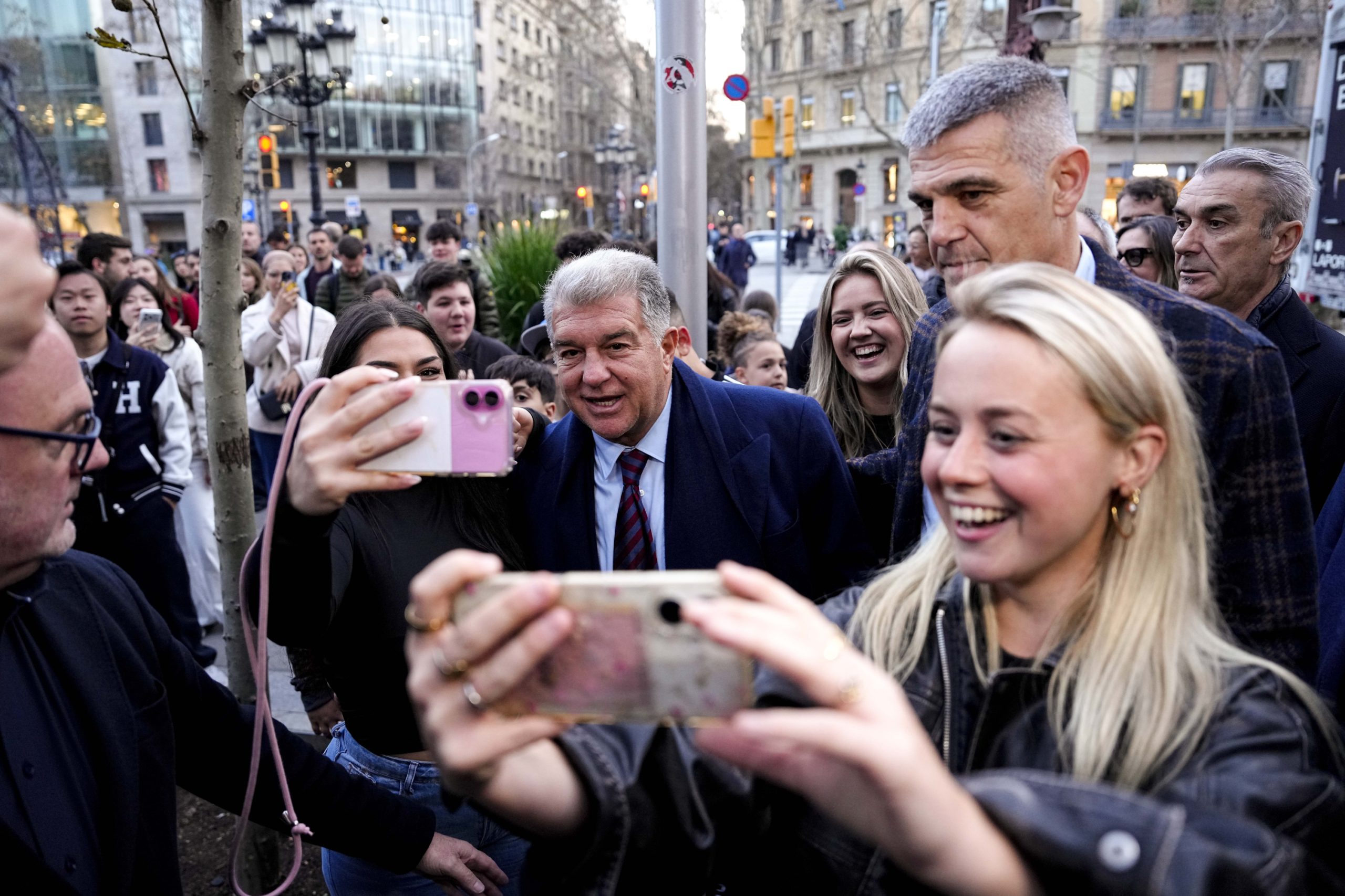 Un día en la campaña de Joan Laporta: entre saludos, cafés y estrategia electoral