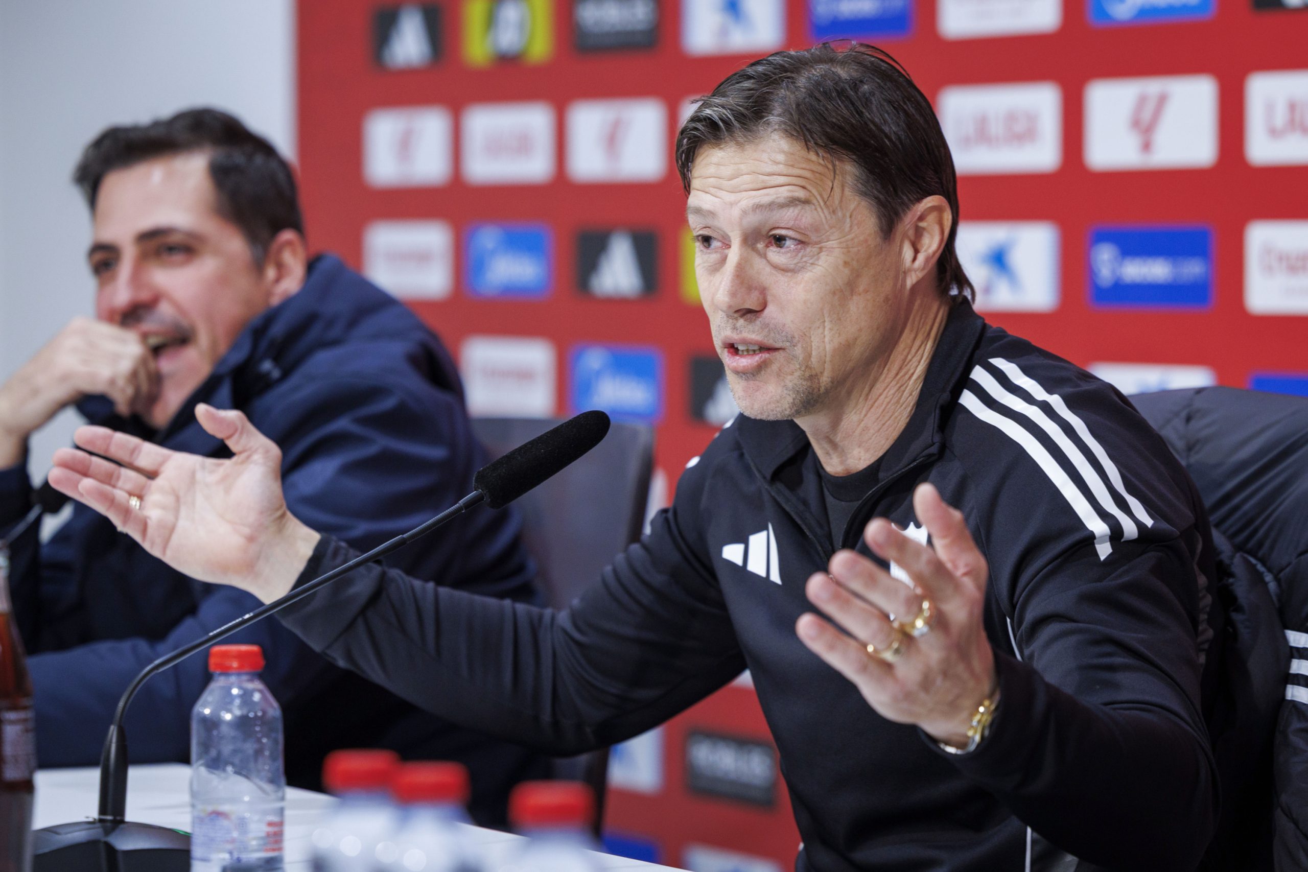 Almeyda, el Corazón del Sevilla, Supera un Susto Tras la Derrota