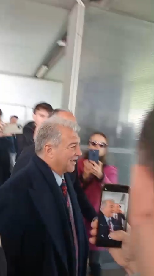 Laporta Inicia su Mandato con una Visita Emotiva a la Plantilla y un Baile Viral Laporta Inicia su Mandato con una Visita Emotiva a la Plantilla y un Baile Viral