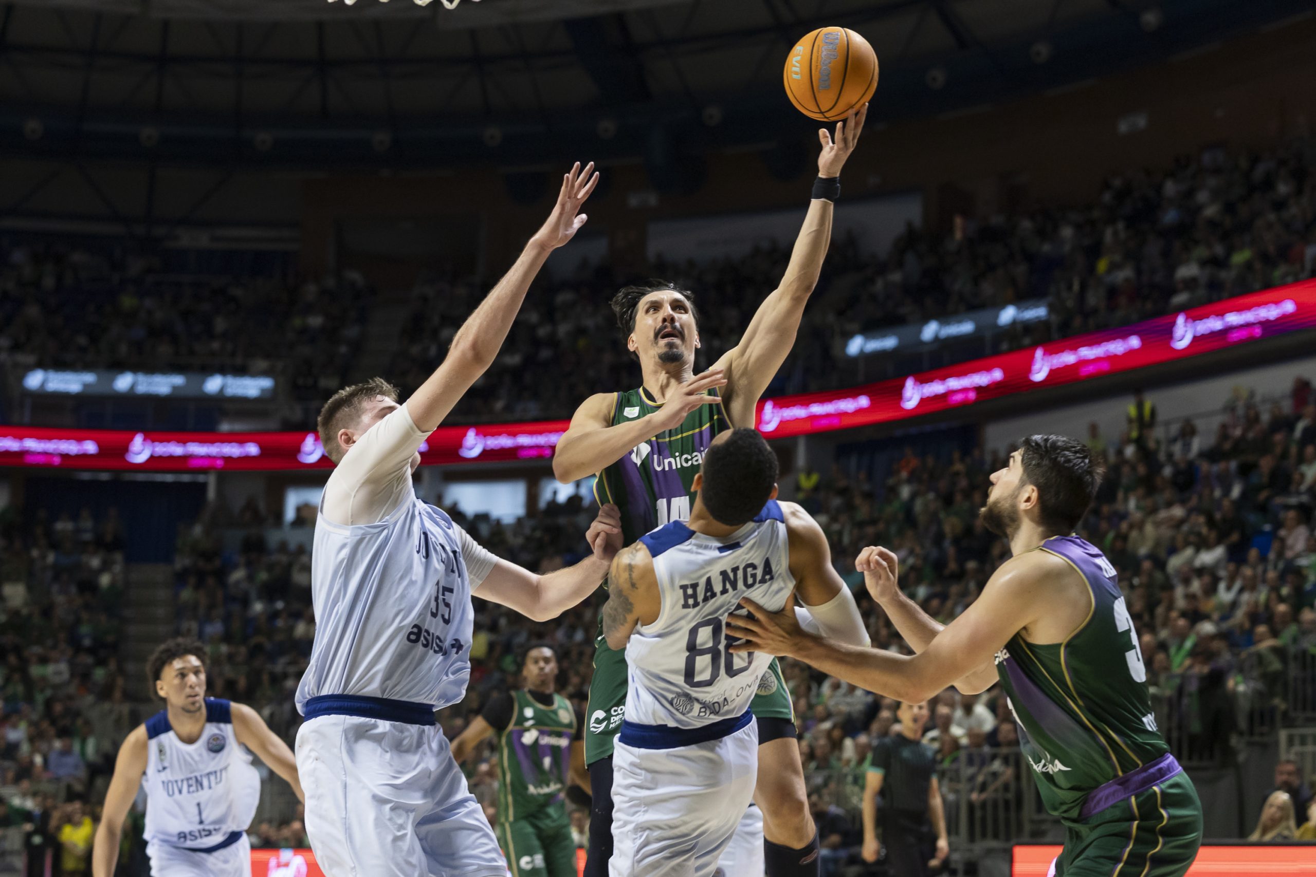 Unicaja signs an exhibition night and closes the group stage as the undisputed leader