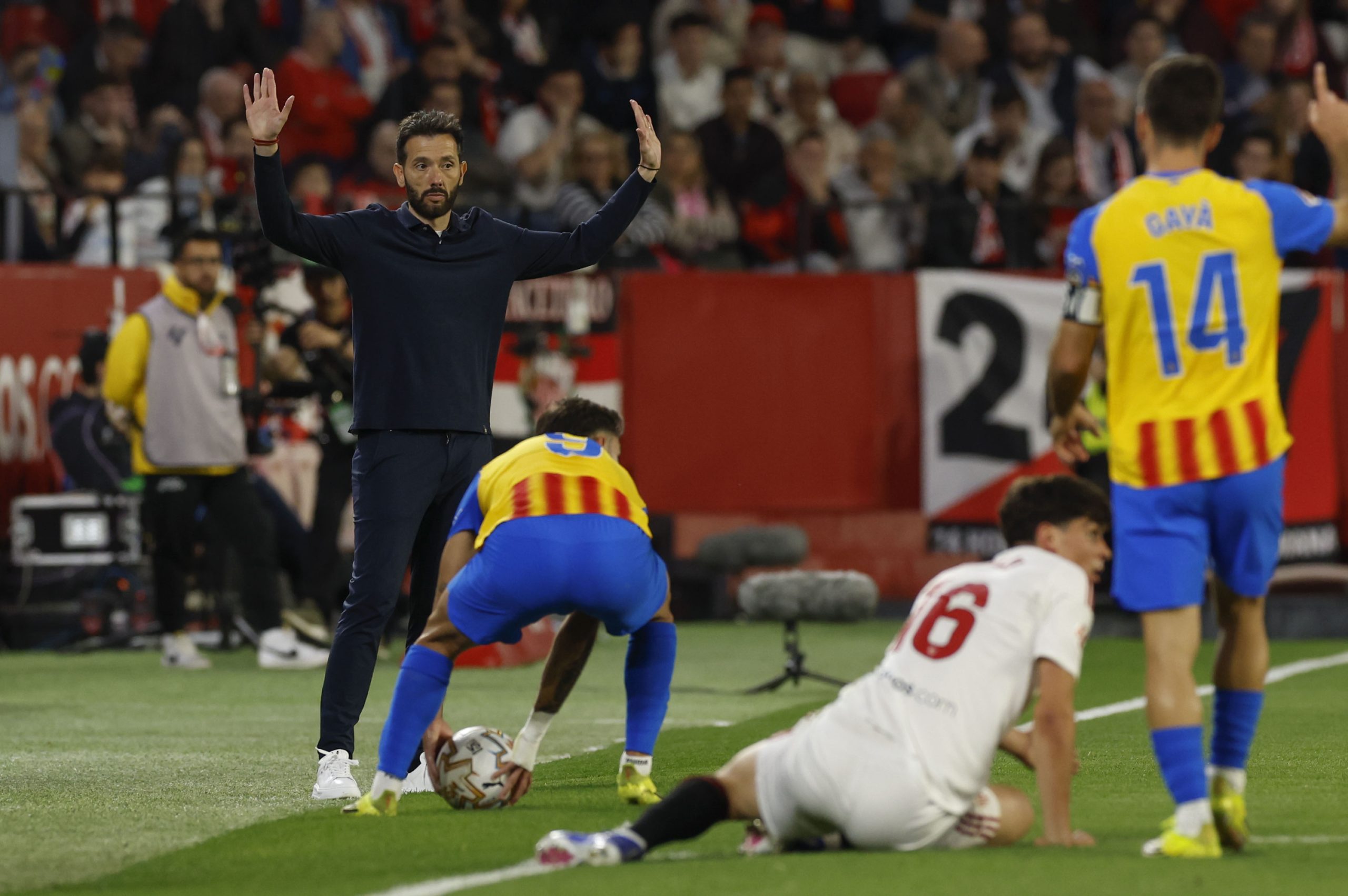 Corberán celebra la victoria del Valencia y promete lucha hasta el final de la temporada Corberán celebra la victoria del Valencia y promete lucha hasta el final de la temporada