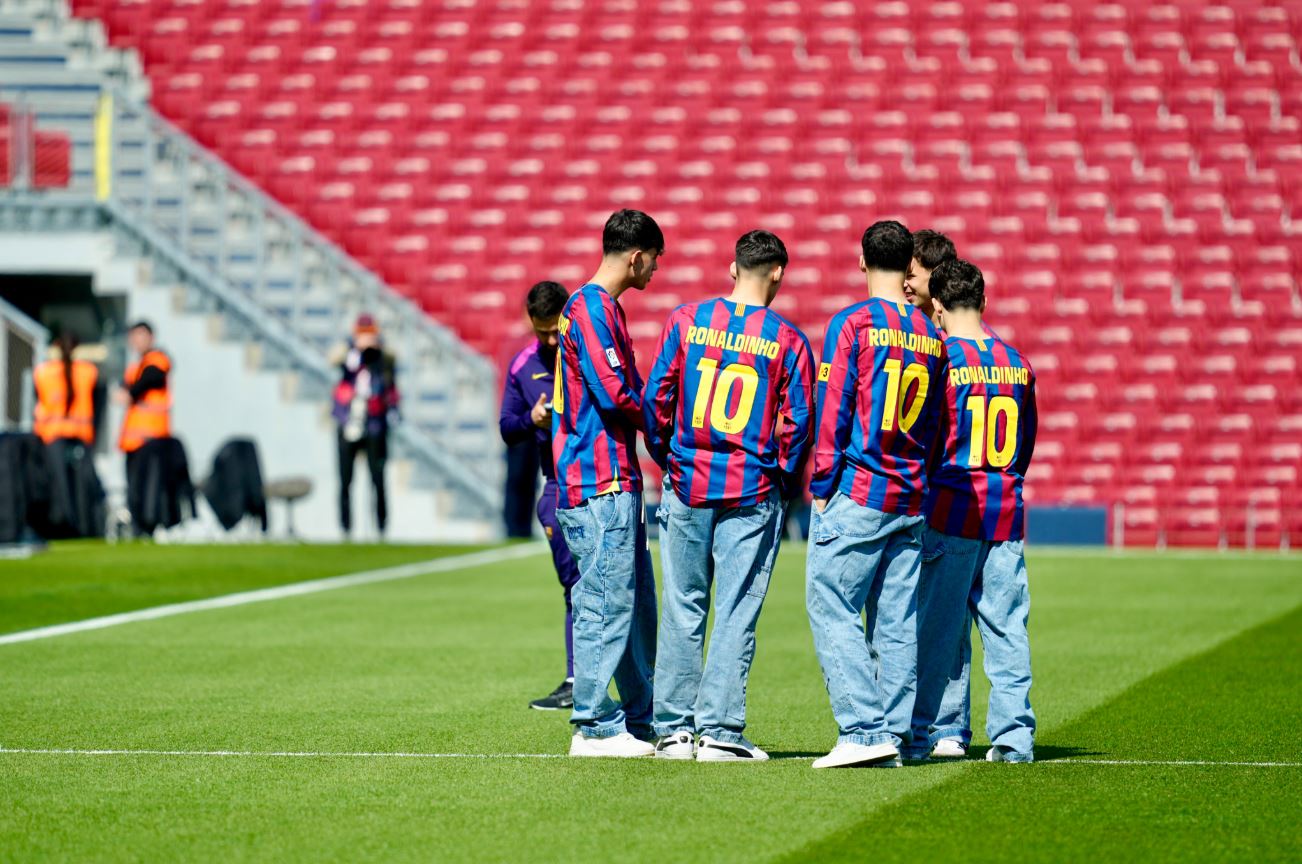 FC Barcelona Launches a Ronaldinho Retro T-Shirt That Conquers the Fans