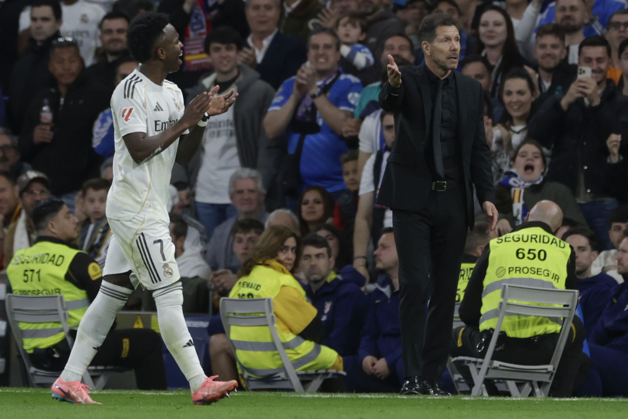 The Heat of the Classic: Vinicius Jr. and Simeone in the Eye of the Hurricane