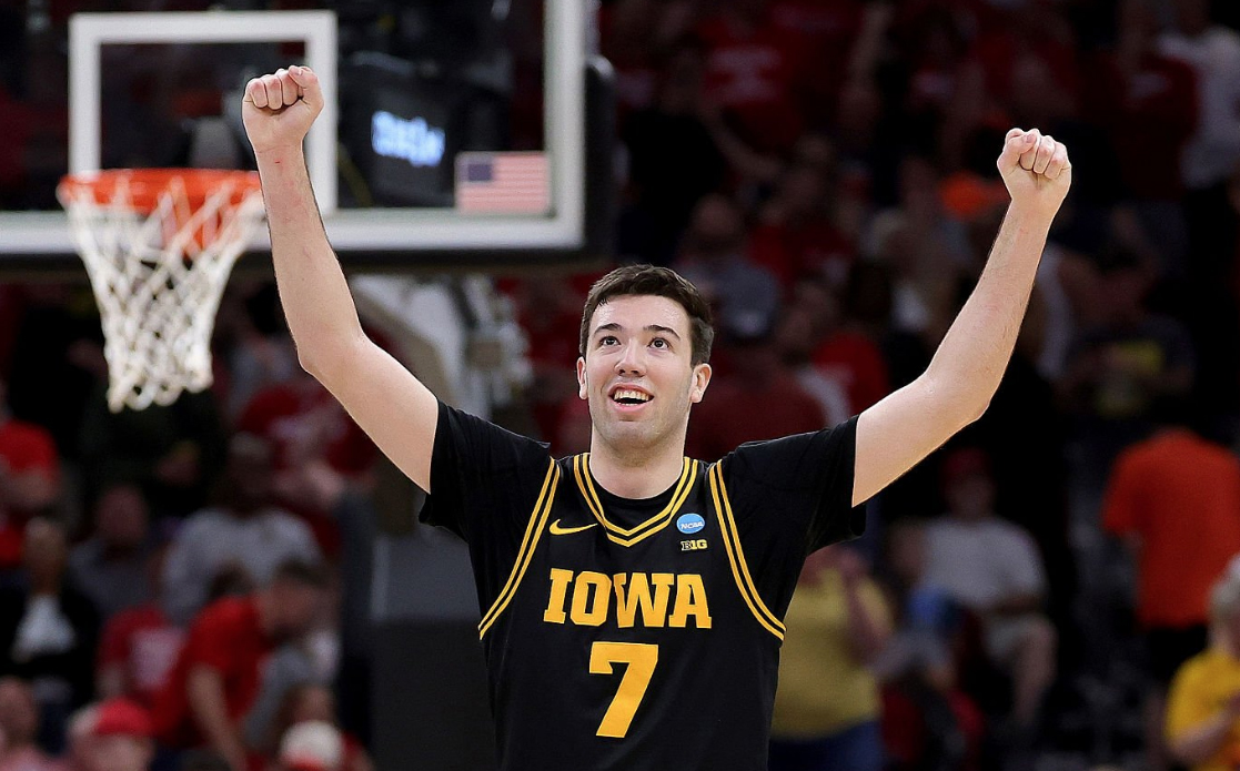 Madness at March Madness! Folgueiras unleashes euphoria with a legendary triple and puts Iowa in the Elite Eight
