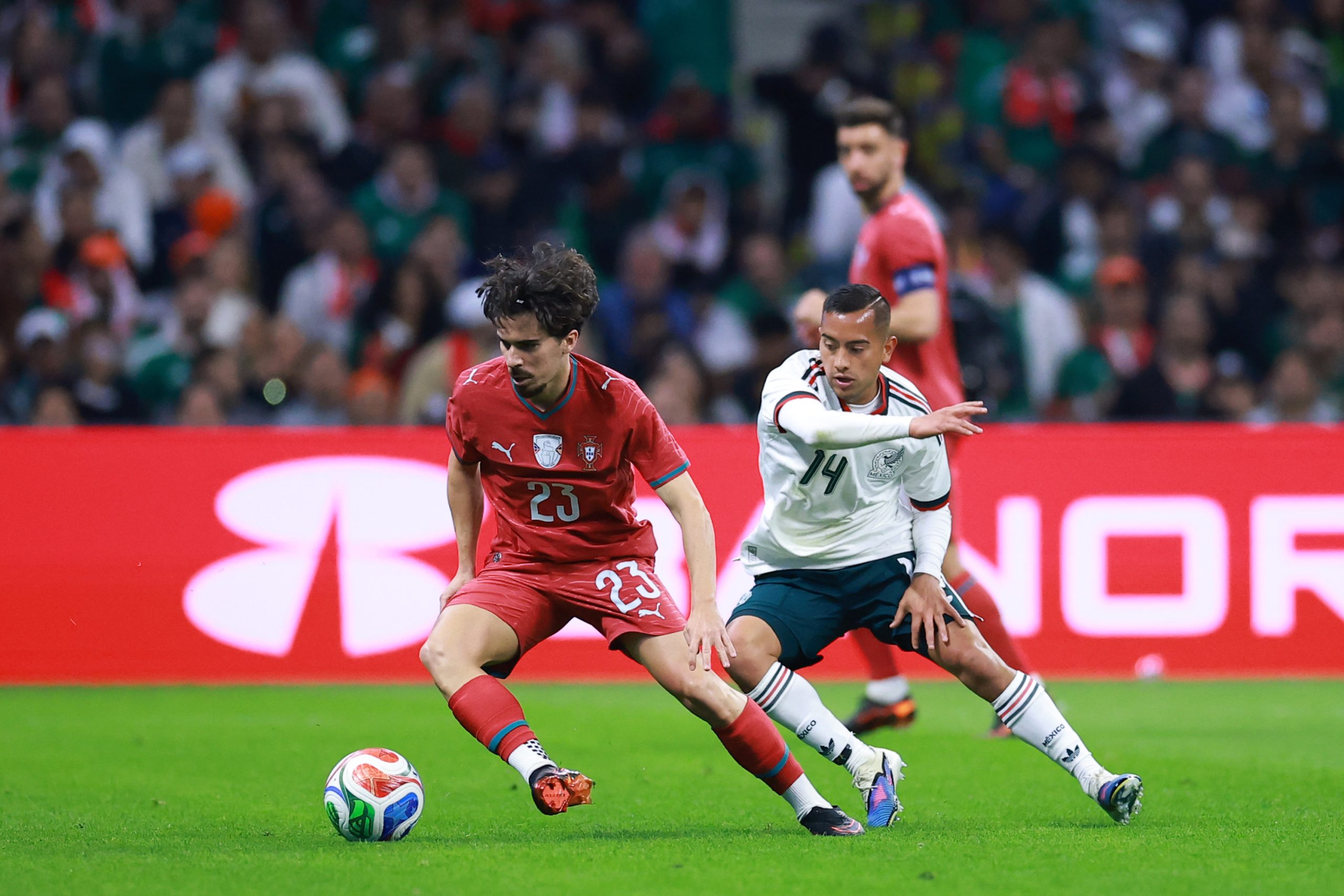 El Azteca Roars: Mexico Resists against a Dominant Portugal in a Goalless Draw