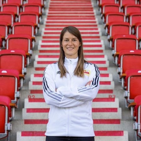 Un Hito en el Fútbol: Marie-Louise Eta Rompe Barreras como Entrenadora de un Equipo Masculino