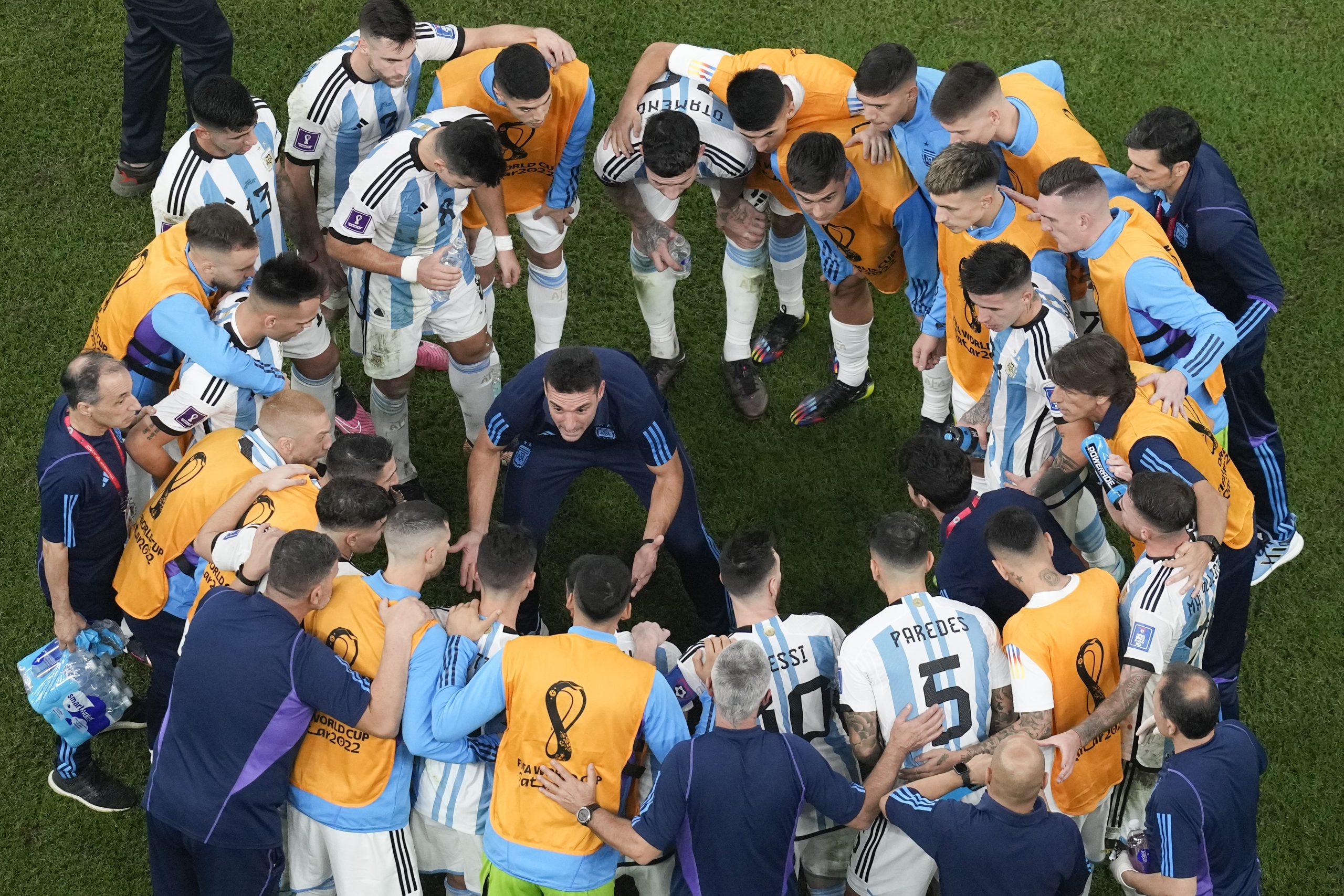Del Tropiezo al Triunfo: La Lección de Resiliencia Argentina en el Mundial