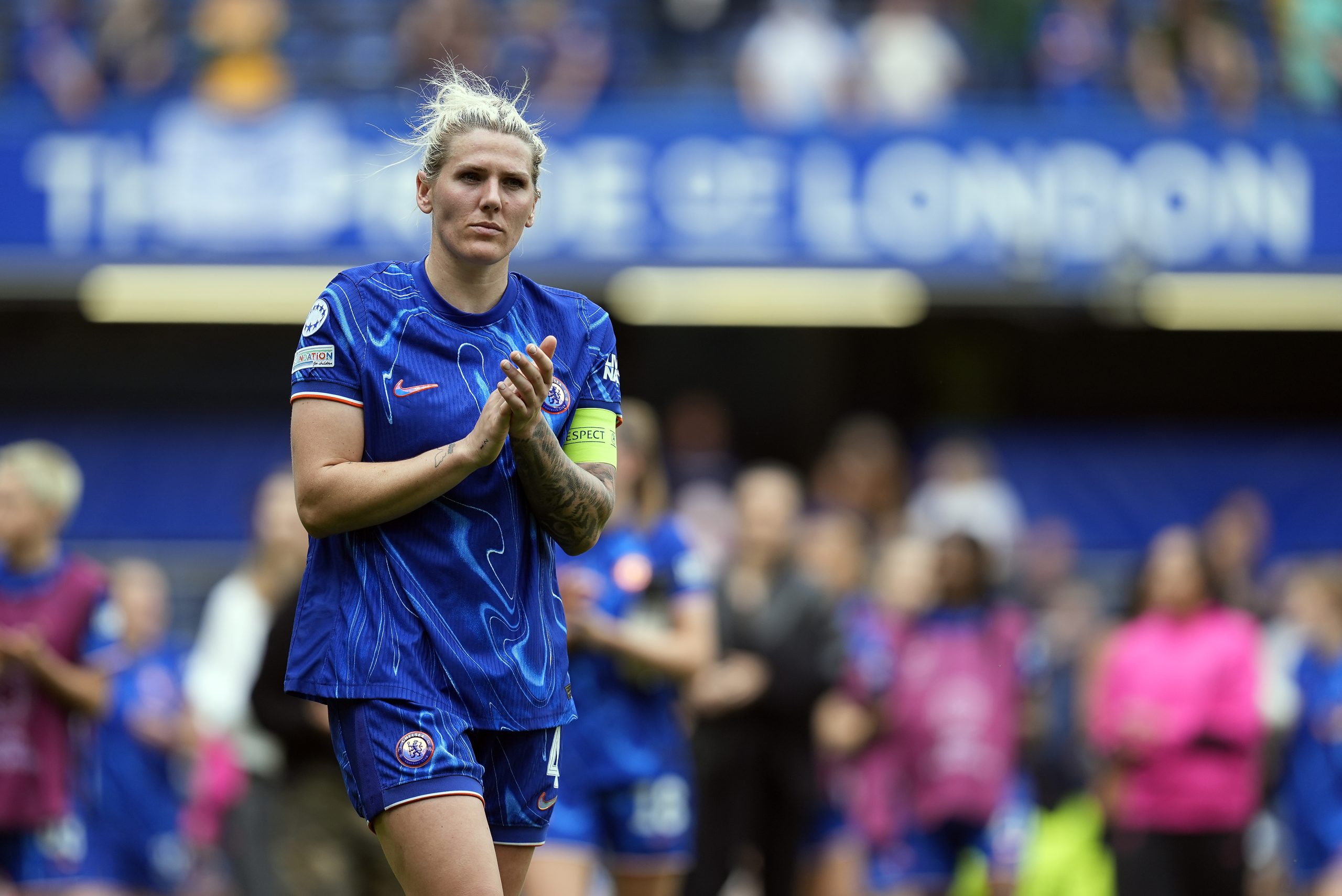 ¡Adiós a una Leyenda! Millie Bright Cuelga las Botas Tras una Carrera de Éxito ¡Adiós a una Leyenda! Millie Bright Cuelga las Botas Tras una Carrera de Éxito
