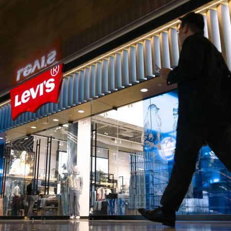 El Polo Blanco de Levi’s: La Prenda Esencial que Revoluciona tu Armario