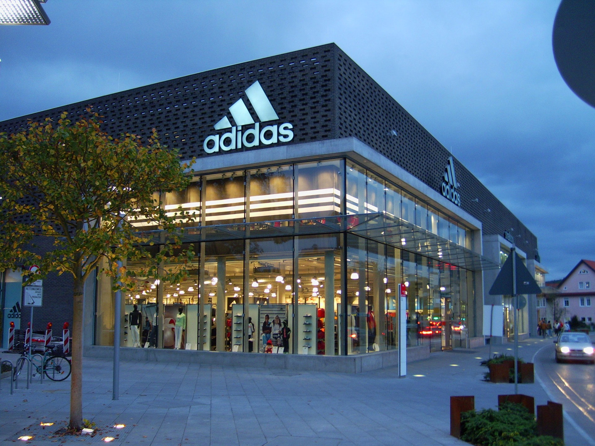 Las Adidas Hoops 3.0: Zapatillas Versátiles que Transforman tu Armario Las Adidas Hoops 3.0: Zapatillas Versátiles que Transforman tu Armario