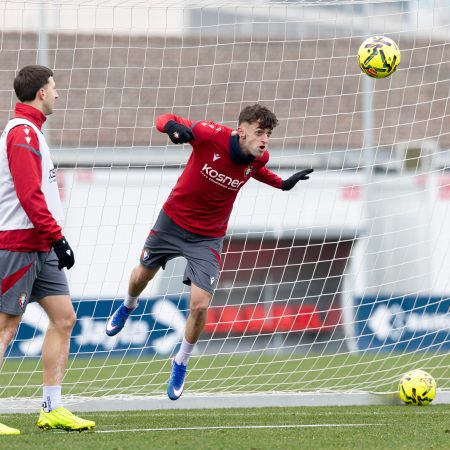 Oroz en Duda: Osasuna se Prepara para Recibir al Líder Barcelona con un Aire de Incertidumbre y una Marea de Afición Joven