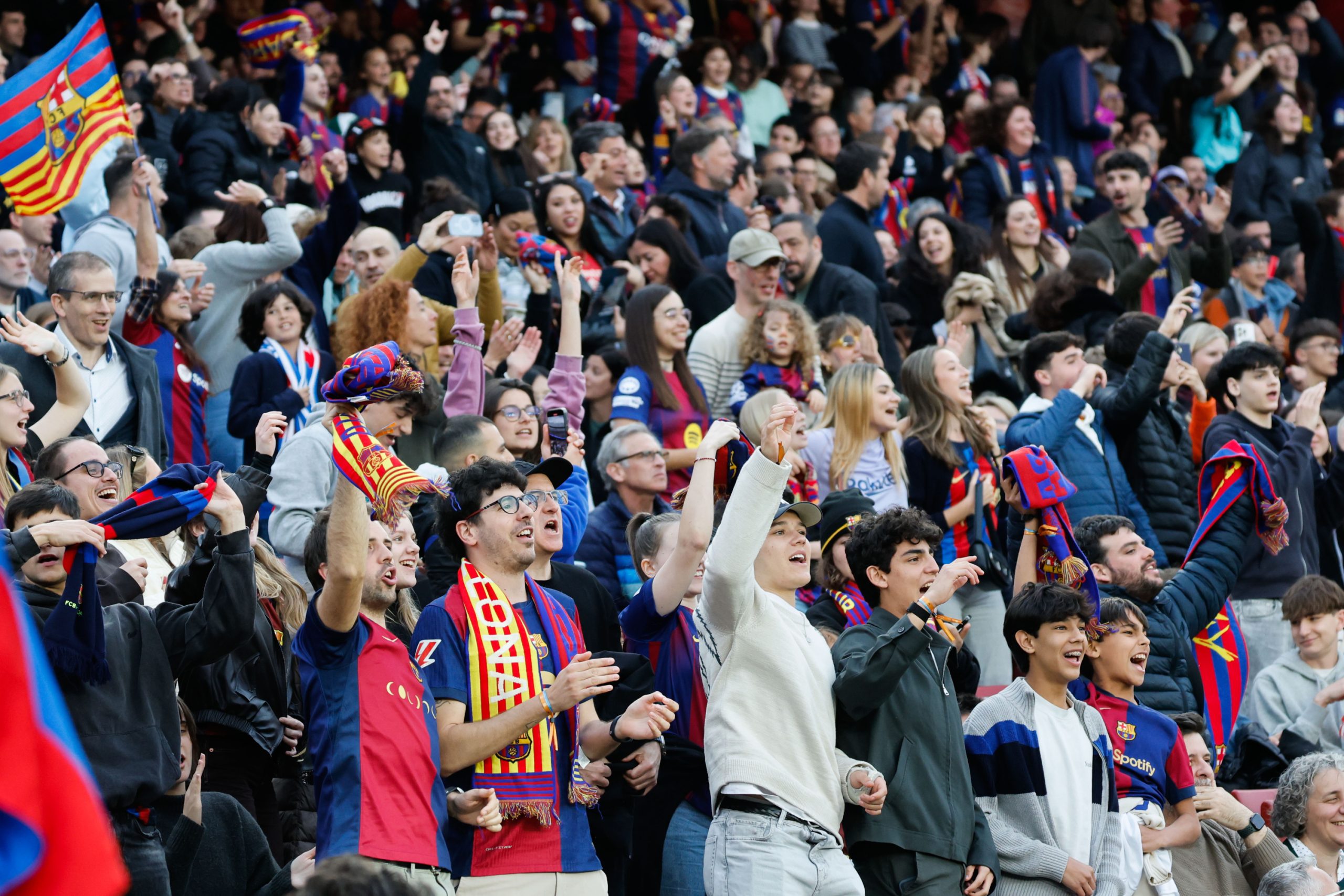 El Camp Nou se tiñe de gloria blaugrana: El Barça Femenino humilla al Real Madrid y sueña con la Champions El Camp Nou se tiñe de gloria blaugrana: El Barça Femenino humilla al Real Madrid y sueña con la Champions