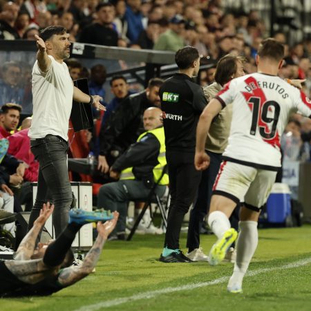 El Elche se aferra al orgullo en Vallecas: Sarabia defiende la entrega pese a la derrota y la inferioridad numérica