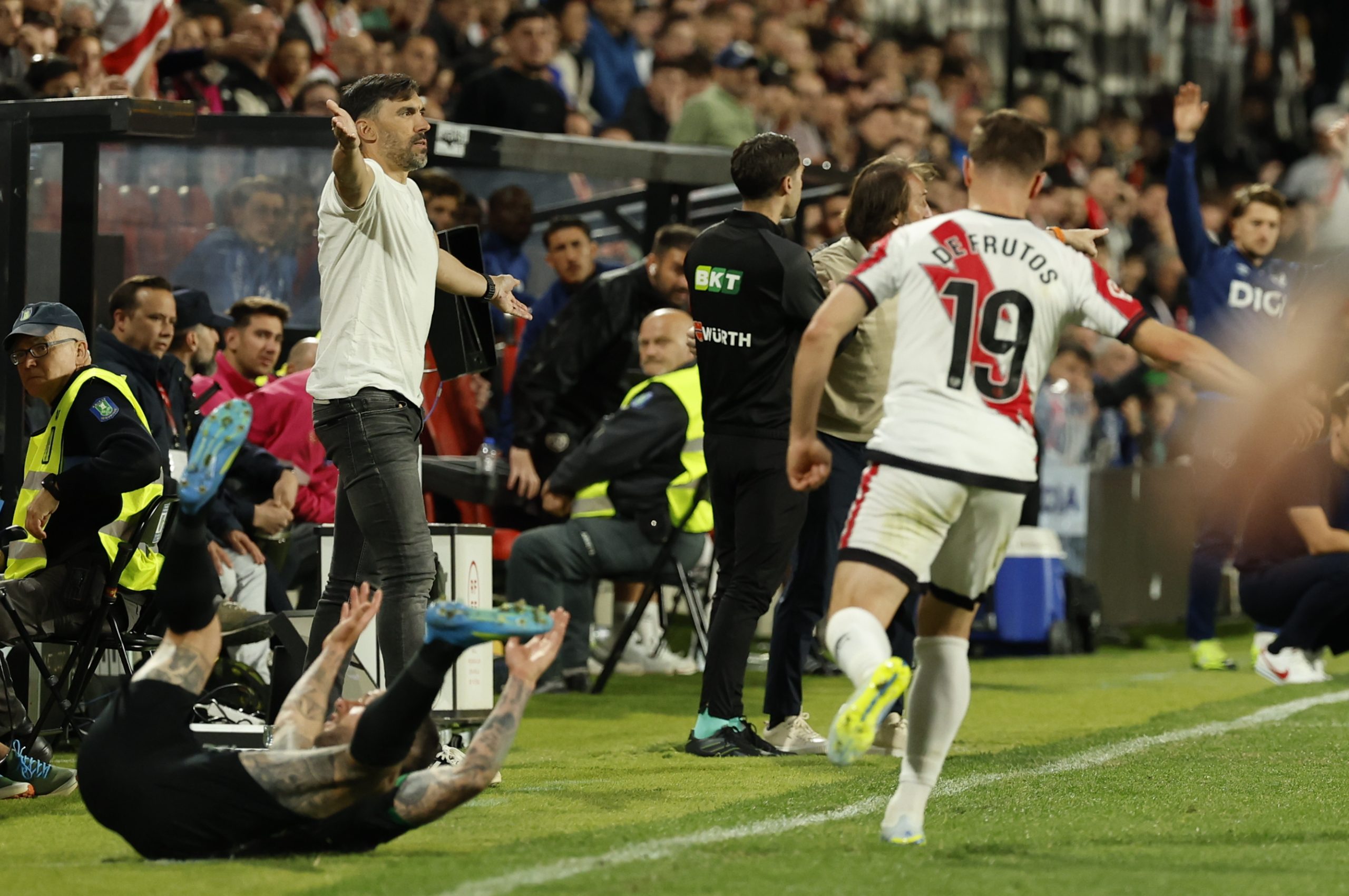 Elche clings to pride in Vallecas: Sarabia defends delivery despite defeat and numerical inferiority