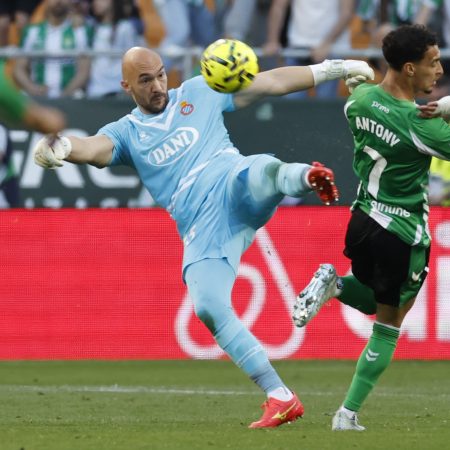 El Espanyol renace en Sevilla gracias a Dimitrovic y sella su portería tras cuatro meses