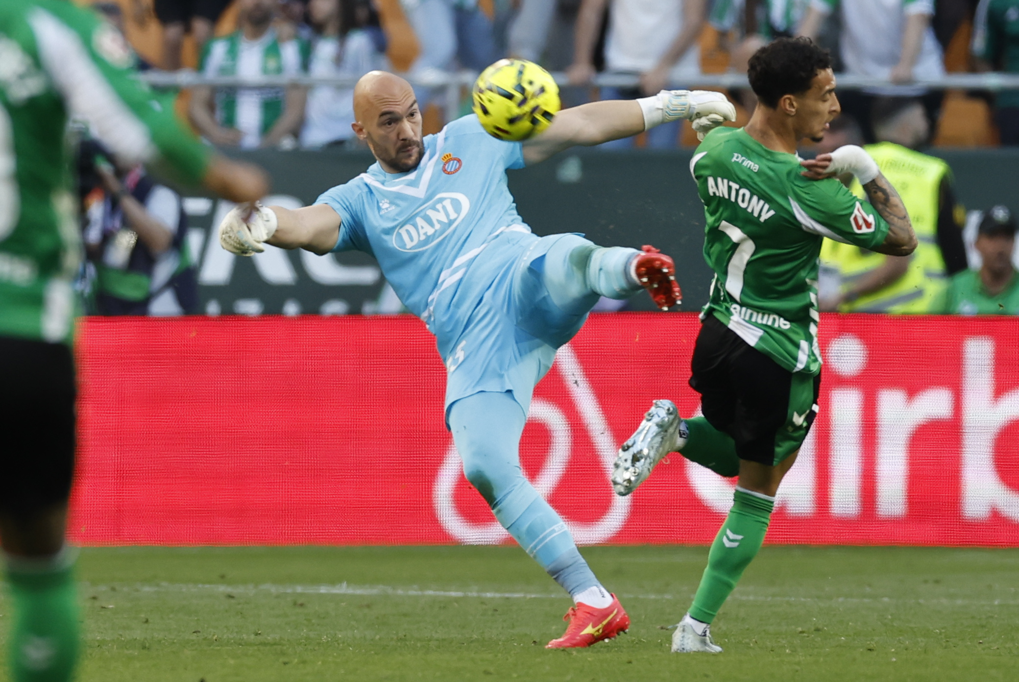 Espanyol is reborn in Seville thanks to Dimitrovic and seals its goal after four months Espanyol is reborn in Seville thanks to Dimitrovic and seals its goal after four months