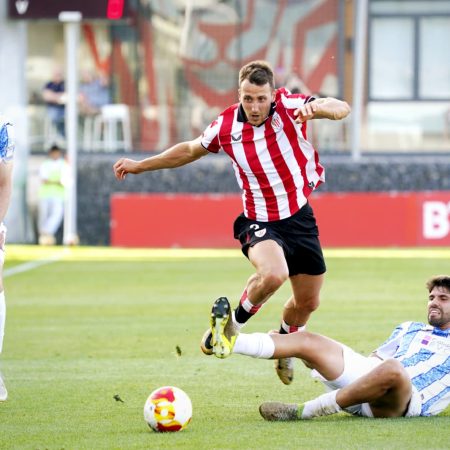 El Bilbao Athletic se hunde en Lezama: derrota frente al Talavera y adiós al ascenso directo