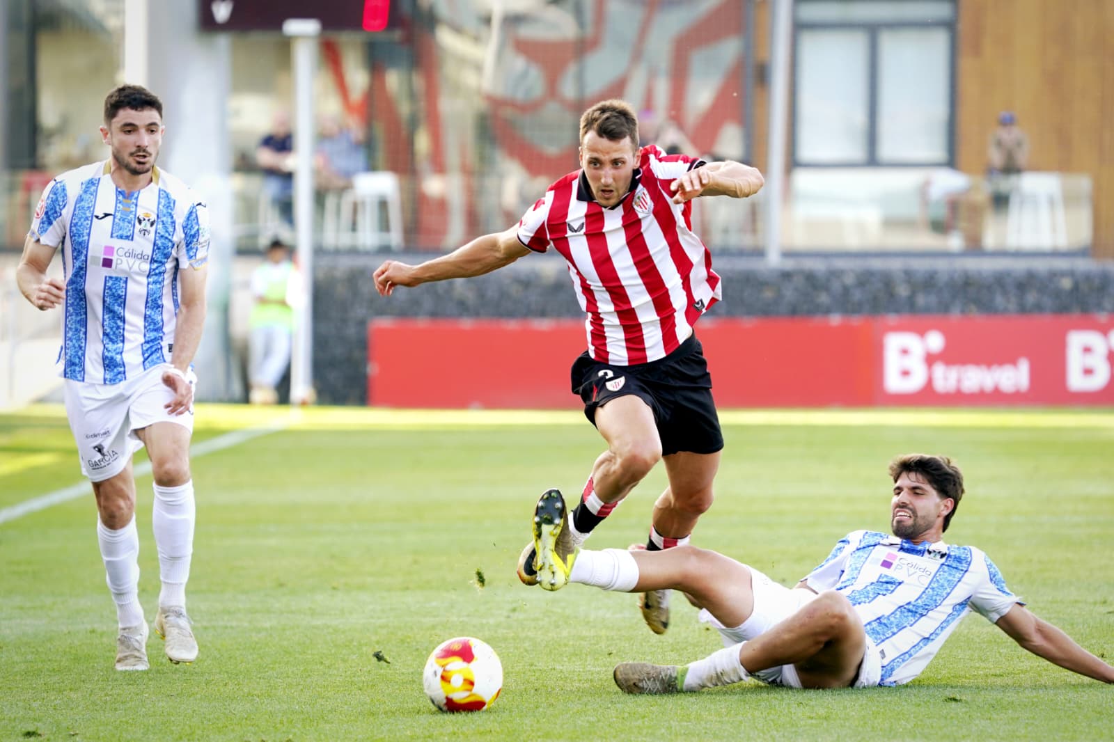El Bilbao Athletic se hunde en Lezama: derrota frente al Talavera y adiós al ascenso directo