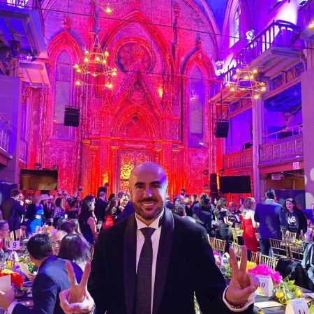 Barcelona se viste de Gala: Ricardo Seco Deslumbra con ‘Orgullo Migrante’ en la 080