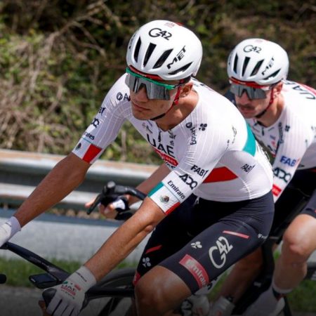 Isaac del Toro, fuera de la Itzulia tras una aparatosa caída en la tercera etapa