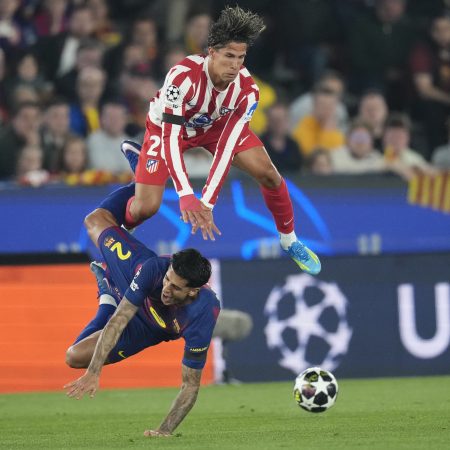 Polémica en el Atlético-Barça: la mano de Pubill que desató el debate