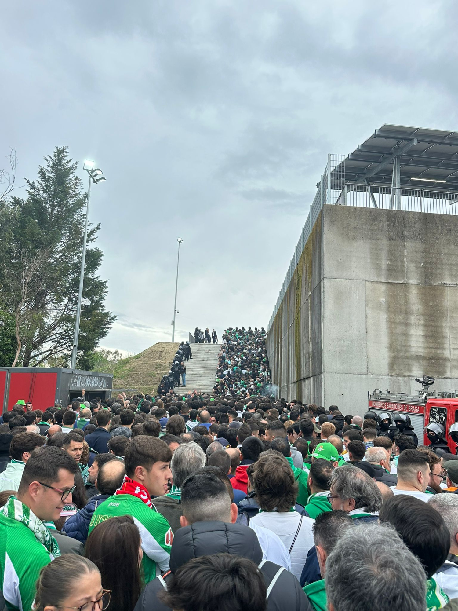 Betis Raises Complaints to UEFA: Chaos and Delays Mark the Experience of its Fans in Braga