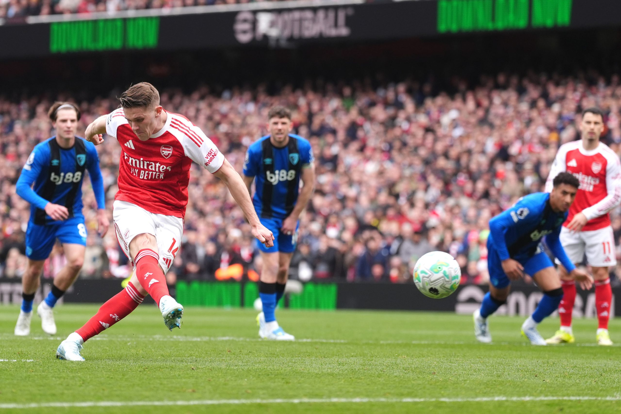 Arsenal Stumbles at Home and Opens the Door for Manchester City in the Fight for the Premier Arsenal Stumbles at Home and Opens the Door for Manchester City in the Fight for the Premier