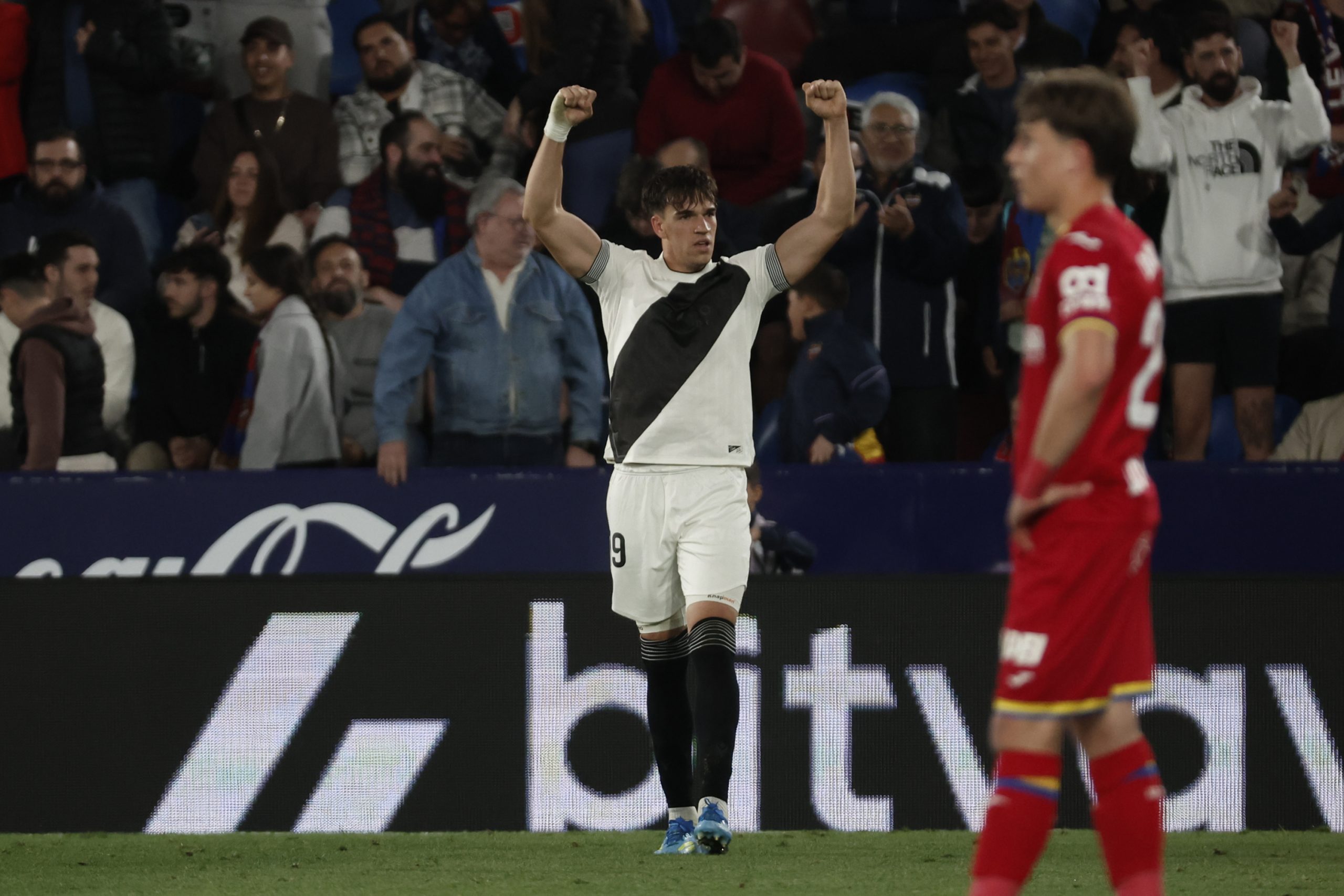 Levante Sella la Permanencia: Un Triunfo Agónico Ante un Getafe Desdibujado