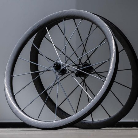 La Revolución Silenciosa: Ruedas de Carbono que Redefinen el Rendimiento Ciclista en 2026