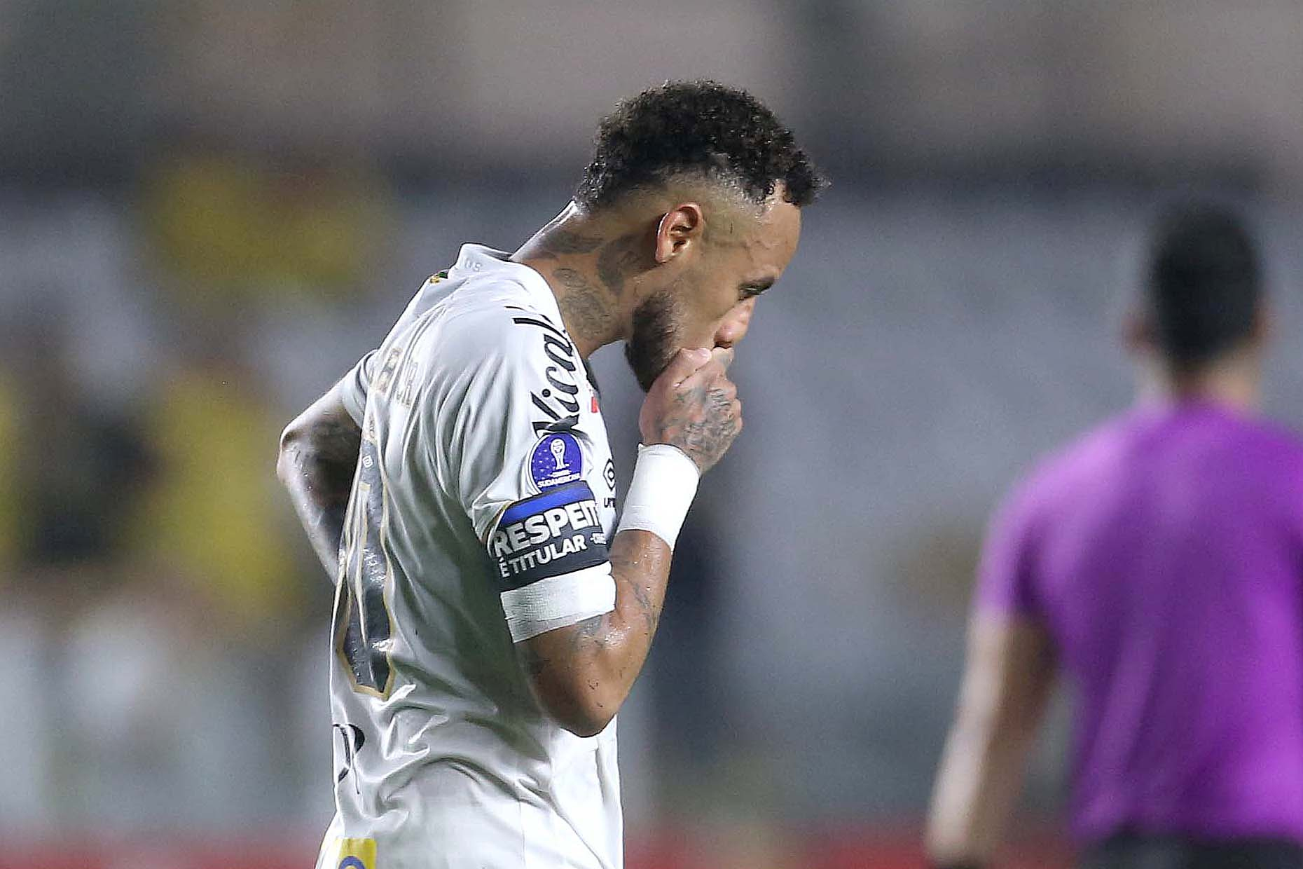 Neymar se Disculpa con la Afición del Santos tras un Altercado en la Copa Sudamericana Neymar se Disculpa con la Afición del Santos tras un Altercado en la Copa Sudamericana