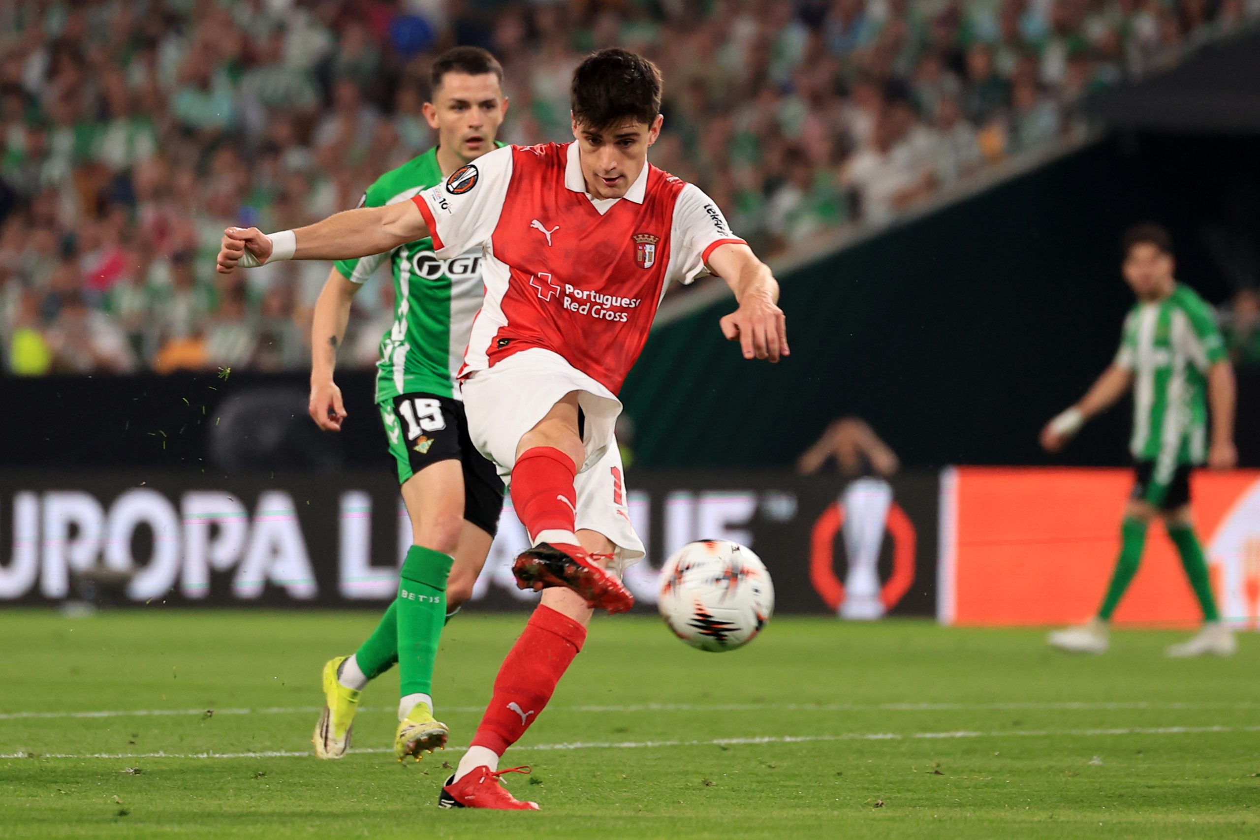 Betis se Desmorona: Un Sueño Europeo Roto en Sevilla Betis se Desmorona: Un Sueño Europeo Roto en Sevilla