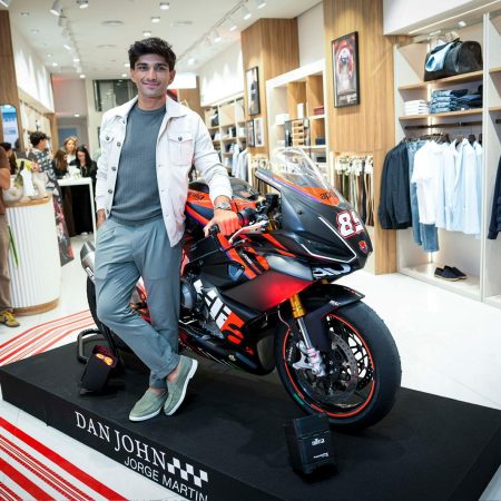 Martín Deslumbra en Barcelona: Moda, Velocidad y un Mundial en Plena Ebullición