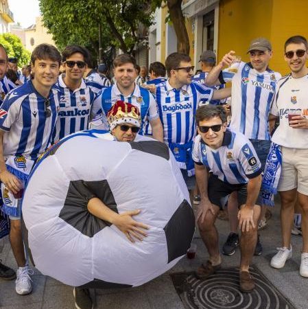 La Fiesta de la Real Sociedad en Sevilla: Más de 30.000 Aficionados en la Ciudad