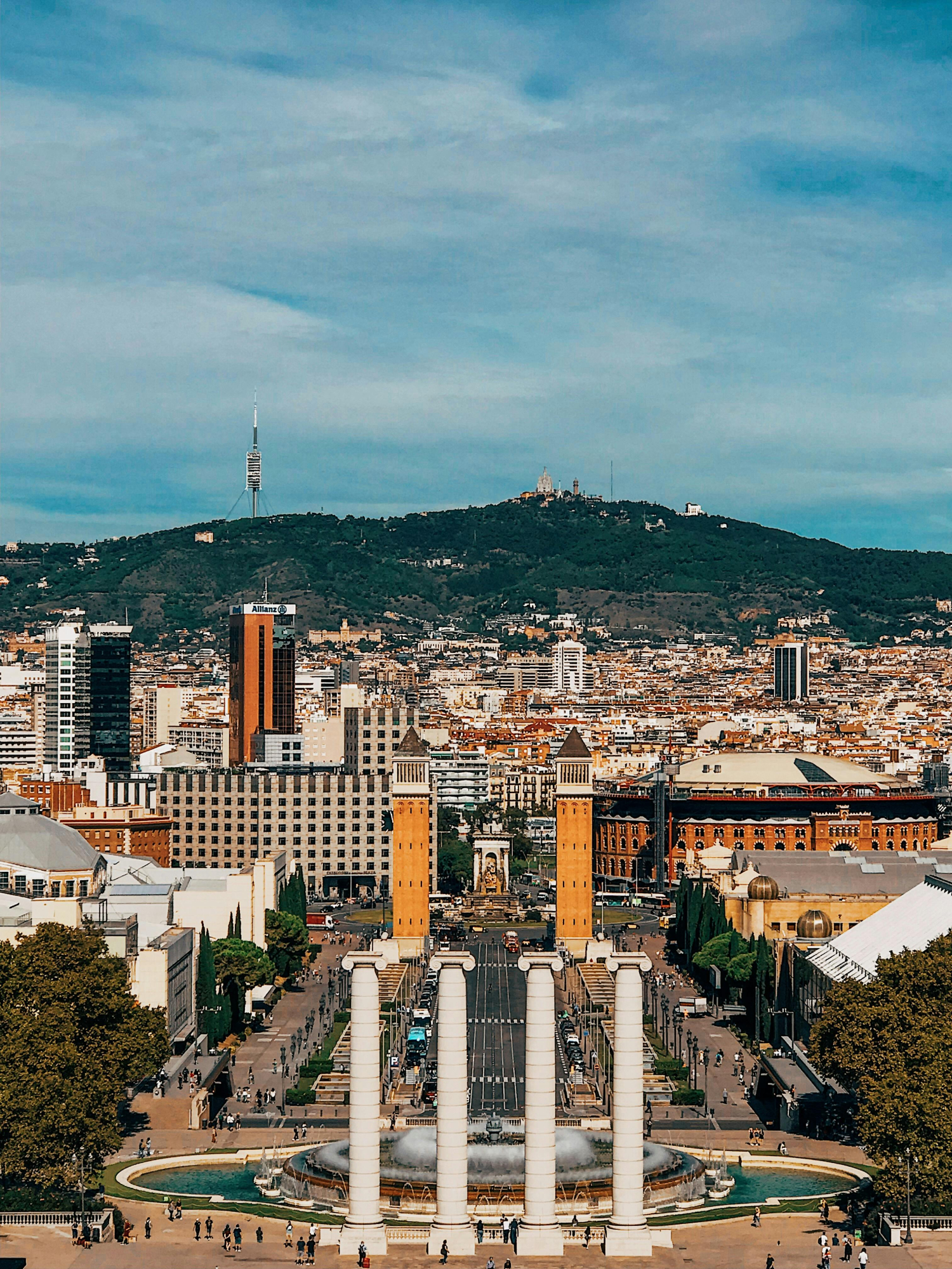 Incendio en Montjuïc: Evacuaciones y esfuerzos por controlar el fuego en Barcelona