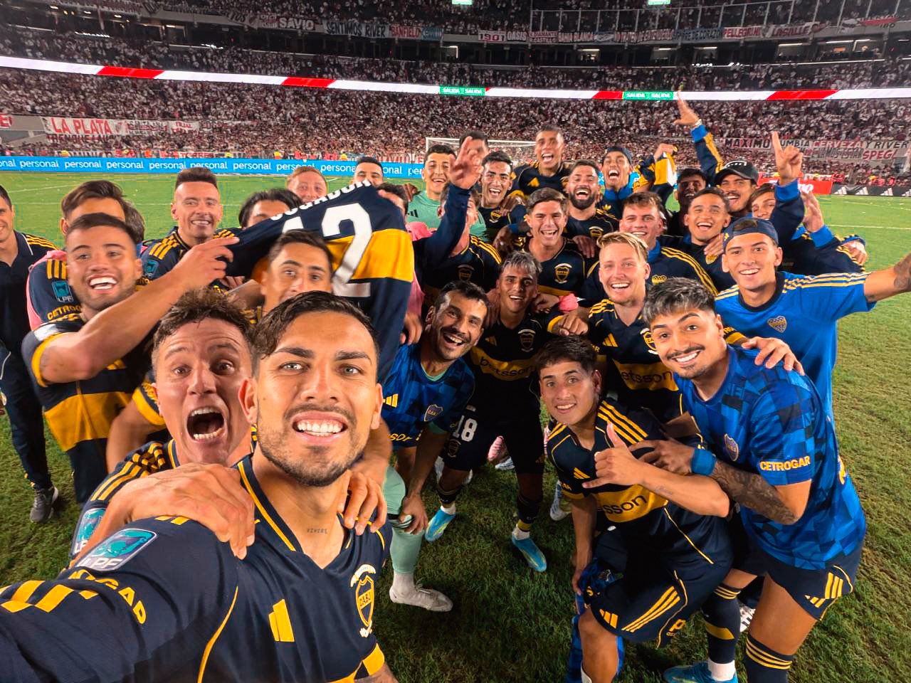 El Superclásico se tiñe de Azul y Oro: Boca Juniors asalta el Monumental y da un golpe de autoridad El Superclásico se tiñe de Azul y Oro: Boca Juniors asalta el Monumental y da un golpe de autoridad