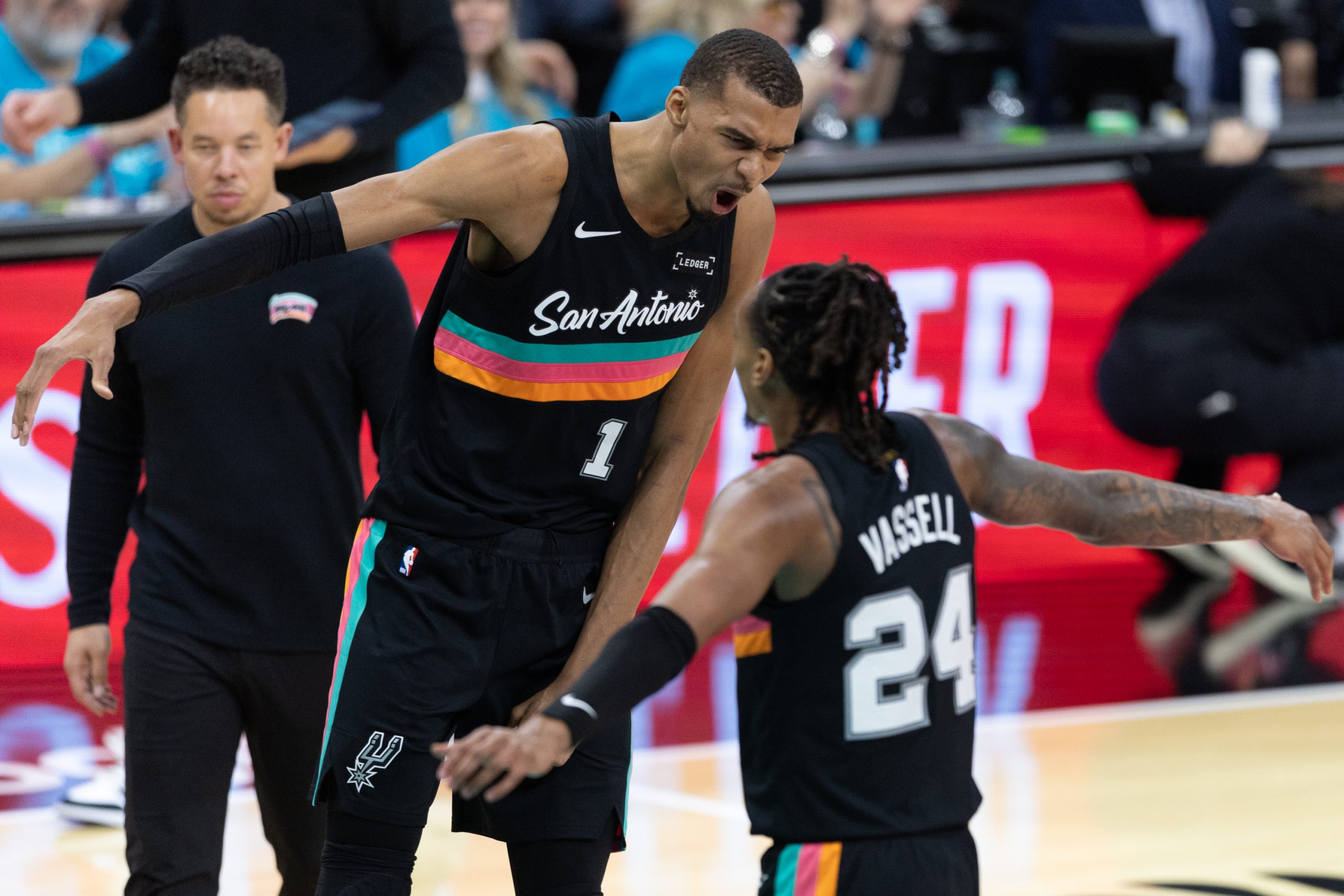 Victor Wembanyama brilla en su debut en playoffs y guía a los Spurs hacia la victoria