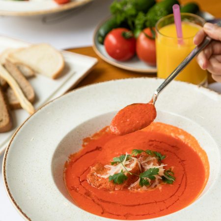 El Gazpacho: Un Viaje de Sabores y Tradición en la Primavera Española