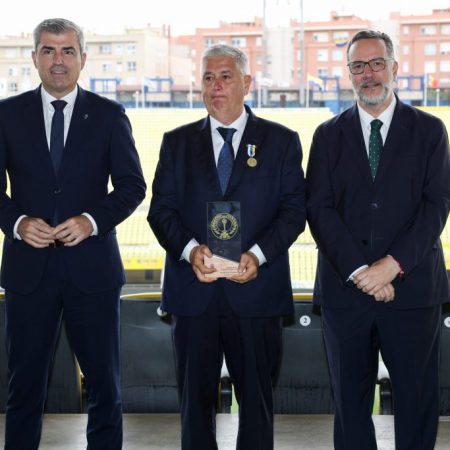 A Canarian Sports Hero Receives the Gold Medal