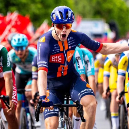 ¡Fin de la sequía! Van Uden desata la euforia en el Team Picnic Post NL con una victoria épica