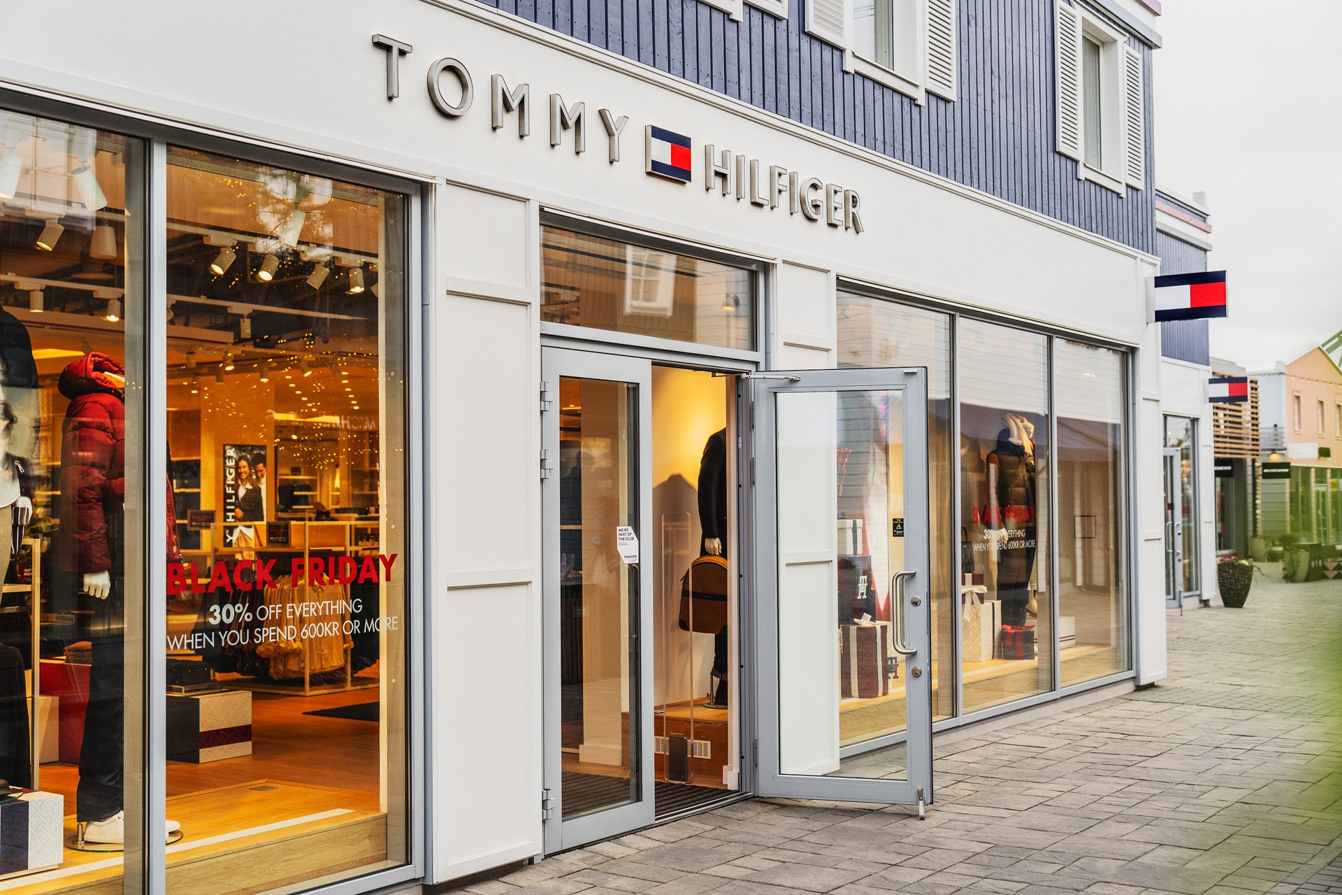 ¡Revolución Estival! Renueva Tu Armario con Estilo y Ahorro: Tommy Hilfiger en Oferta