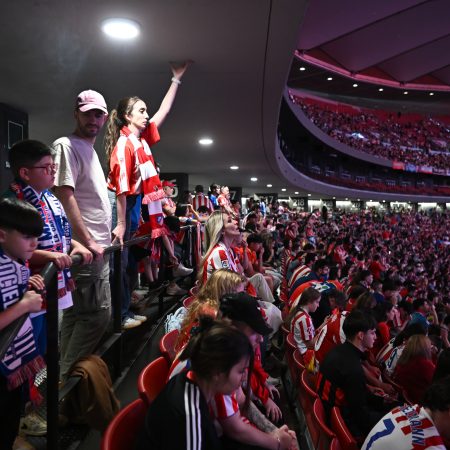 El Atlético de Madrid, ¿víctima de un complot arbitral en Champions? Las peñas estallan contra la UEFA