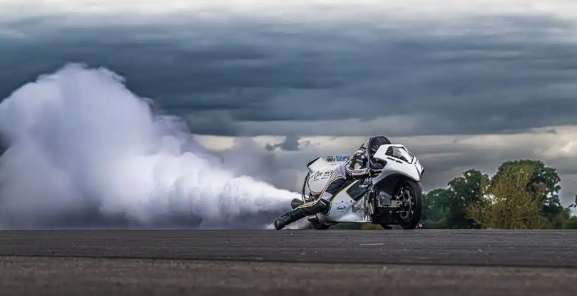 ¡La Naturaleza Desata su Furia en la Pista: Moto a Vapor Desafía los Límites de la Velocidad!