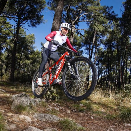 Más Allá del Pedaleo: La Revolución de la Fuerza y la Estabilidad para el Ciclista de Montaña