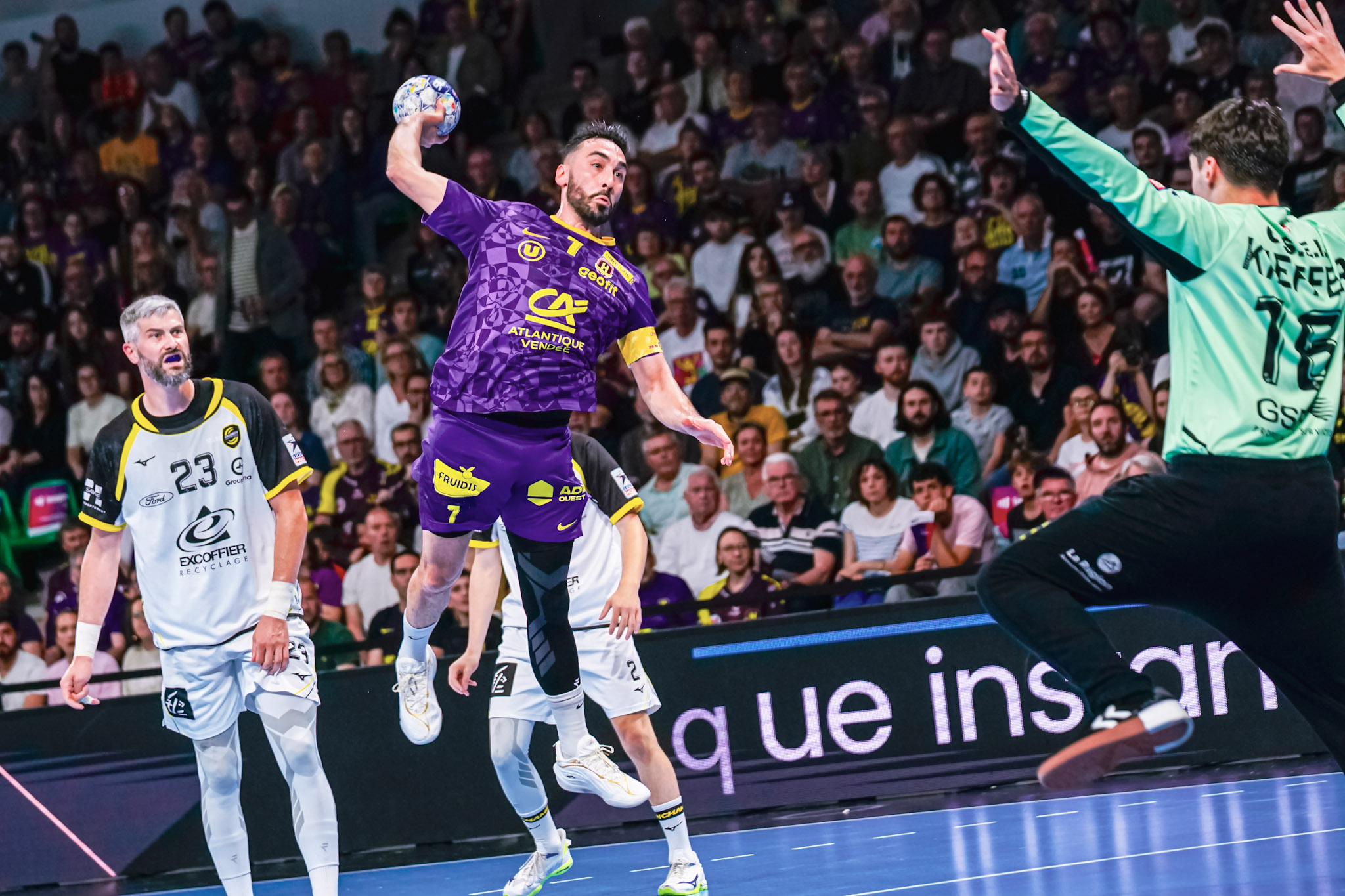 El Palau, Escenario de un Duelo de Titanes: Barça y Nantes se la Juegan en la Champions de Balonmano