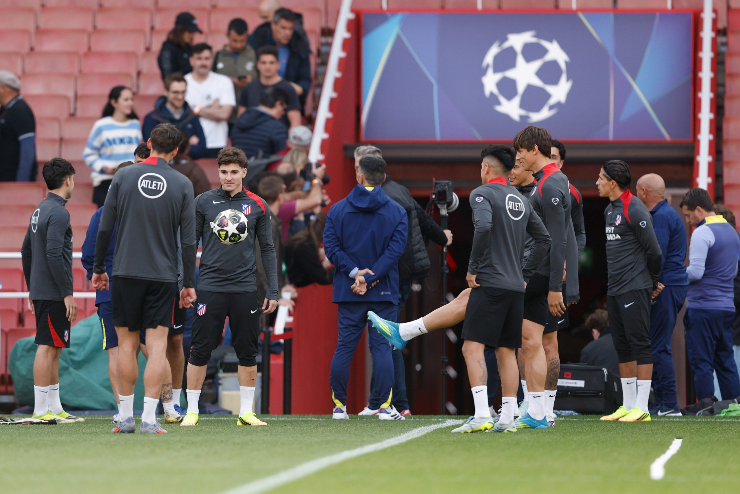 ¡Batalla en Londres! El Atlético afina su once para la Champions con el regreso de Giménez y la duda de Julián Álvarez